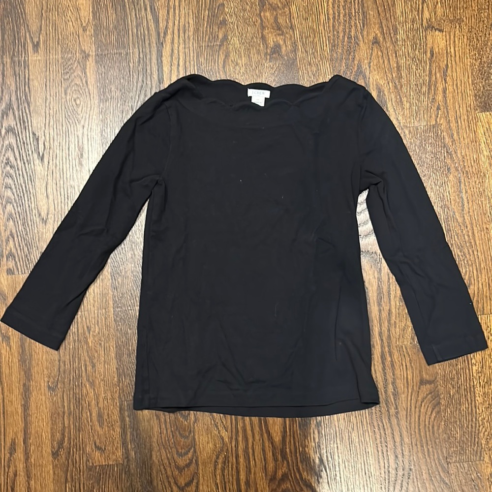 Black 3/4 sleeve scallop boatneck shirt.